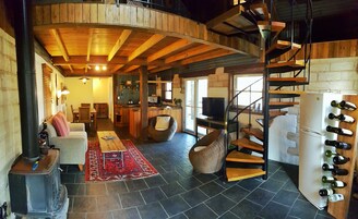 舒适小屋, 1 张大床, 热水浴缸, 河景 | 私人厨房 | 冰箱、微波炉、炉灶、茶具/咖啡用具