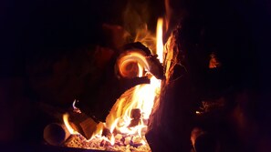 Kabin Comfort, 1 Tempat Tidur Queen, hot tub, pemandangan sungai | Area keluarga | TV layar datar, perapian, dan pemutar DVD