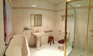 Rumah Grand | Kamar mandi | Perlengkapan mandi gratis, pengering rambut, jubah mandi, dan sandal