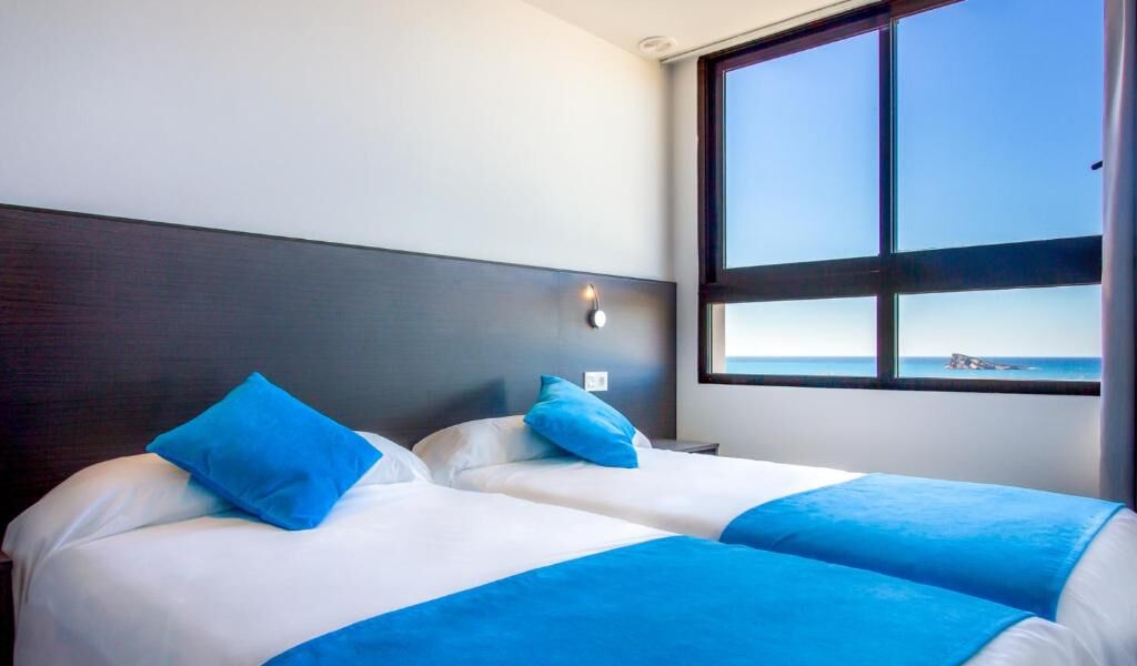 1 habitación, cortinas blackout, tabla de planchar con plancha y wifi 