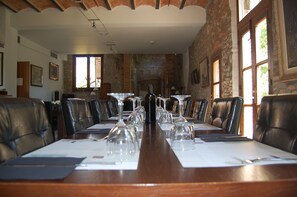 Déjeuner, dîner et souper servis sur place, restaurant en plein air 