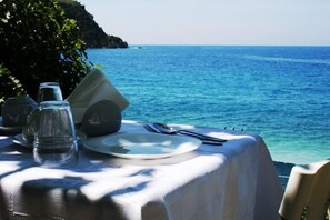 Outdoor dining - Mare Bed & Breakfast Hotel (Himarë)