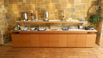 Petit déjeuner buffet (5 EUR par personne)