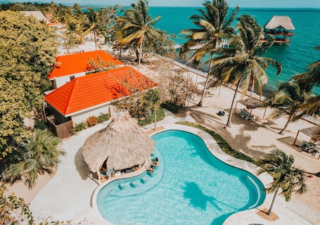 2 piscinas al aire libre, sombrillas, sillones reclinables de piscina. Almond Beach Resort at Jaguar Reef