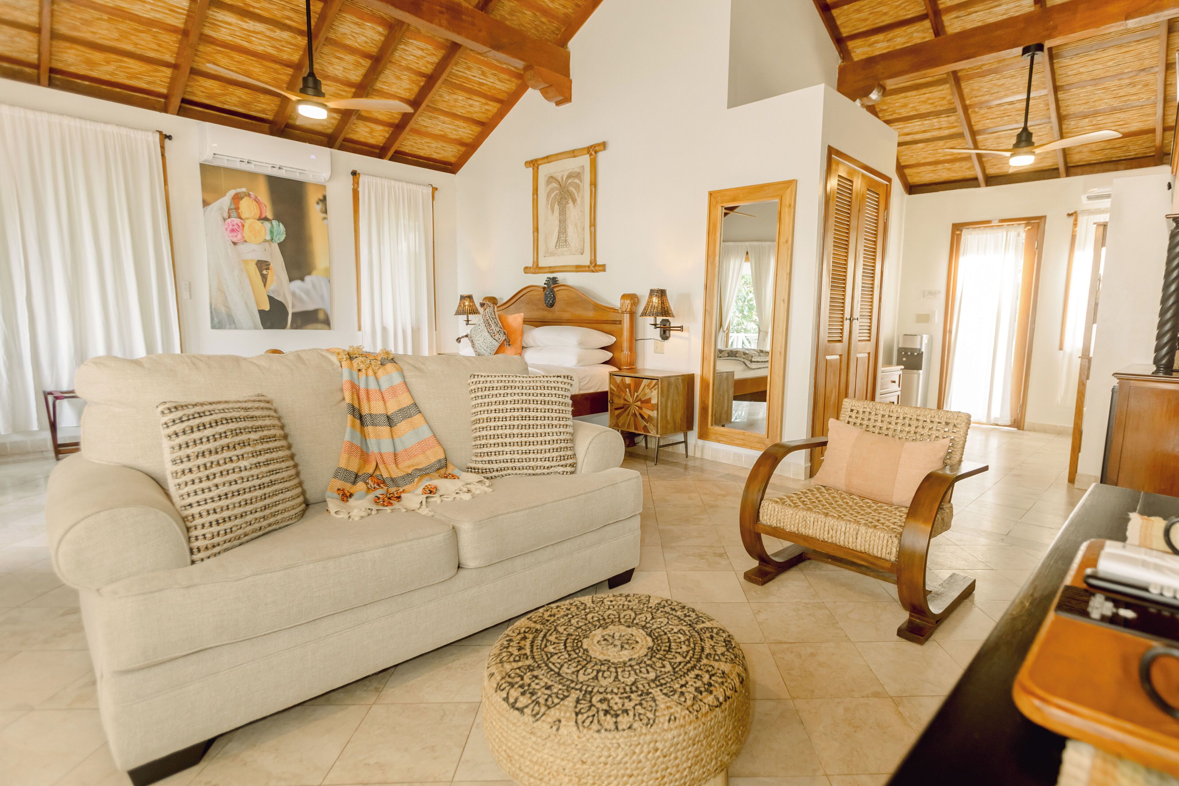 Penthouse Tiêu chuẩn | Khu phòng khách | TV LCD 42-inch có truyền hình cáp, TV 