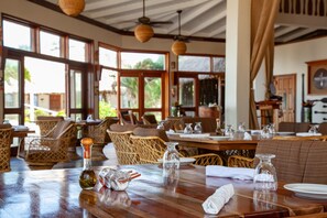 Petit déjeuner, déjeuner et dîner servis sur place