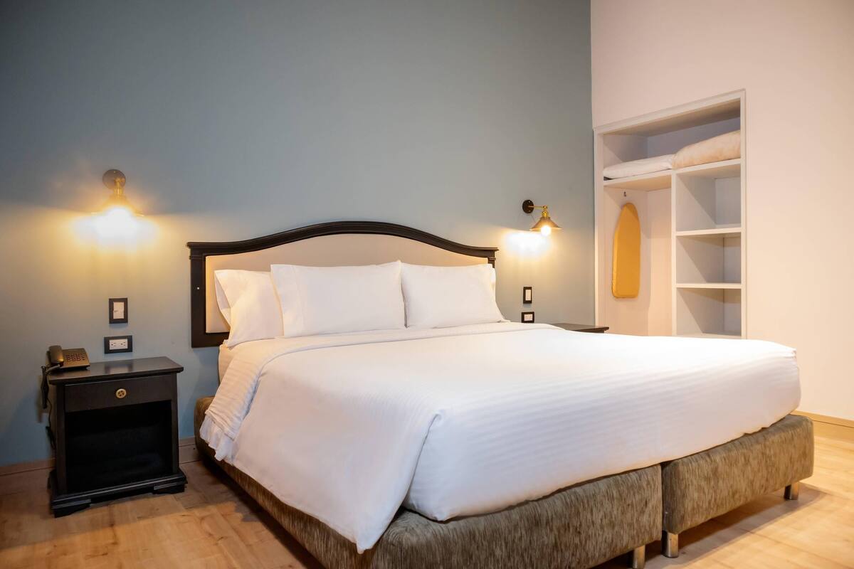 Junior-Suite, 1 King-Bett, Nichtraucher | Hochwertige Bettwaren, Minibar, Zimmersafe, kostenloses WLAN