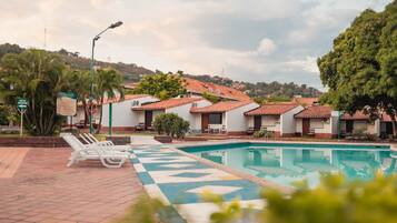 2 piscines extérieures