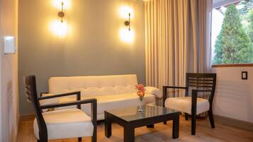 Suite junior, 1 cama King size, para no fumadores | Ropa de cama de alta calidad y minibar