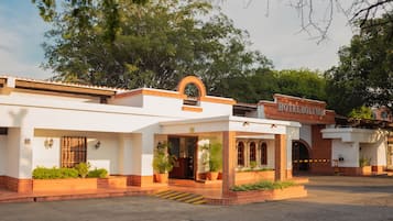 Vista frontal de la propiedad