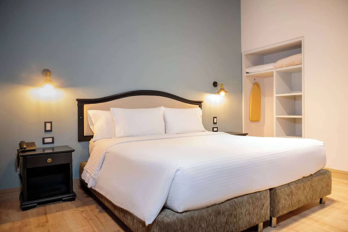 Junior Suite, 1 King Bed, Non Smoking