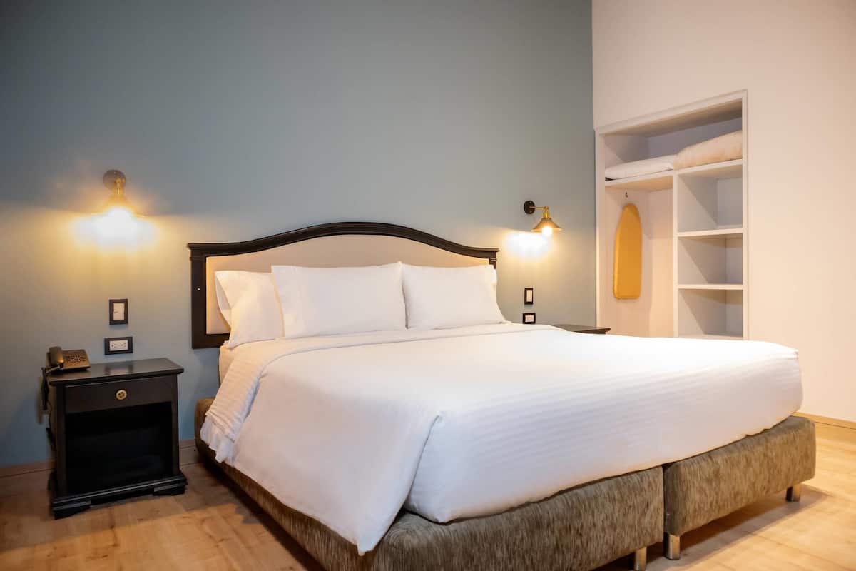 Junior Suite, 1 King Bed, Non Smoking