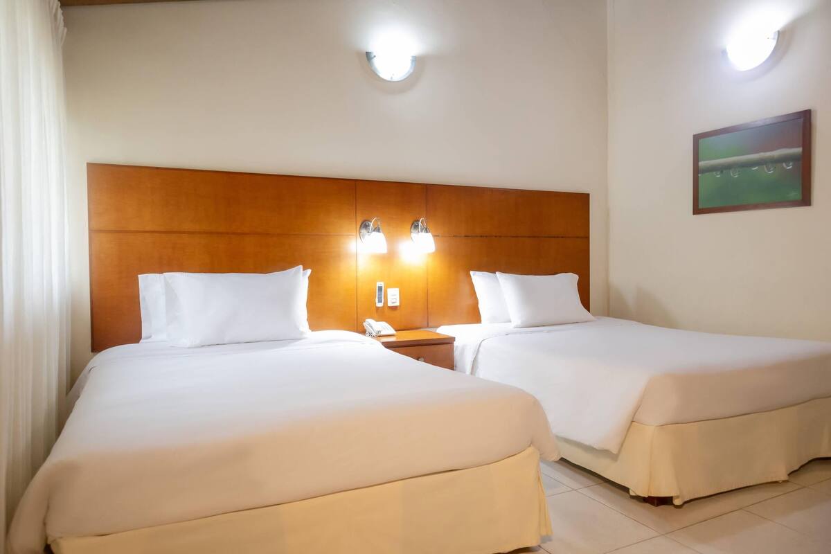 Junior-Suite, 2 Doppelbetten, Nichtraucher | Hochwertige Bettwaren, Minibar, Zimmersafe, kostenloses WLAN