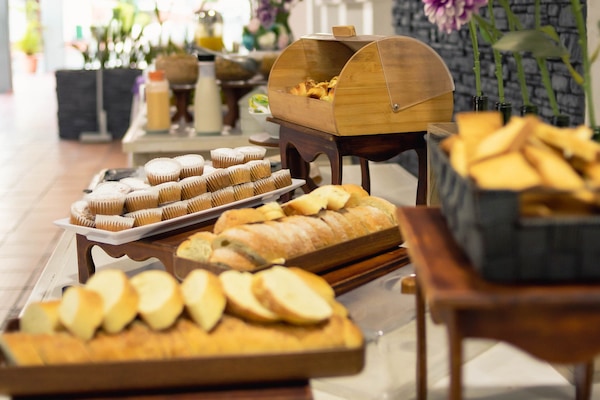 Free daily cooked-to-order breakfast