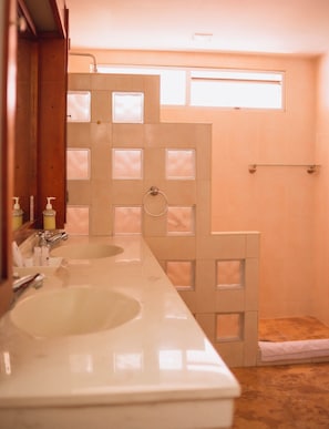 Suite, varias camas, para no fumadores | Baño | Amenidades de baño gratuitas, toallas, jabón, shampoo