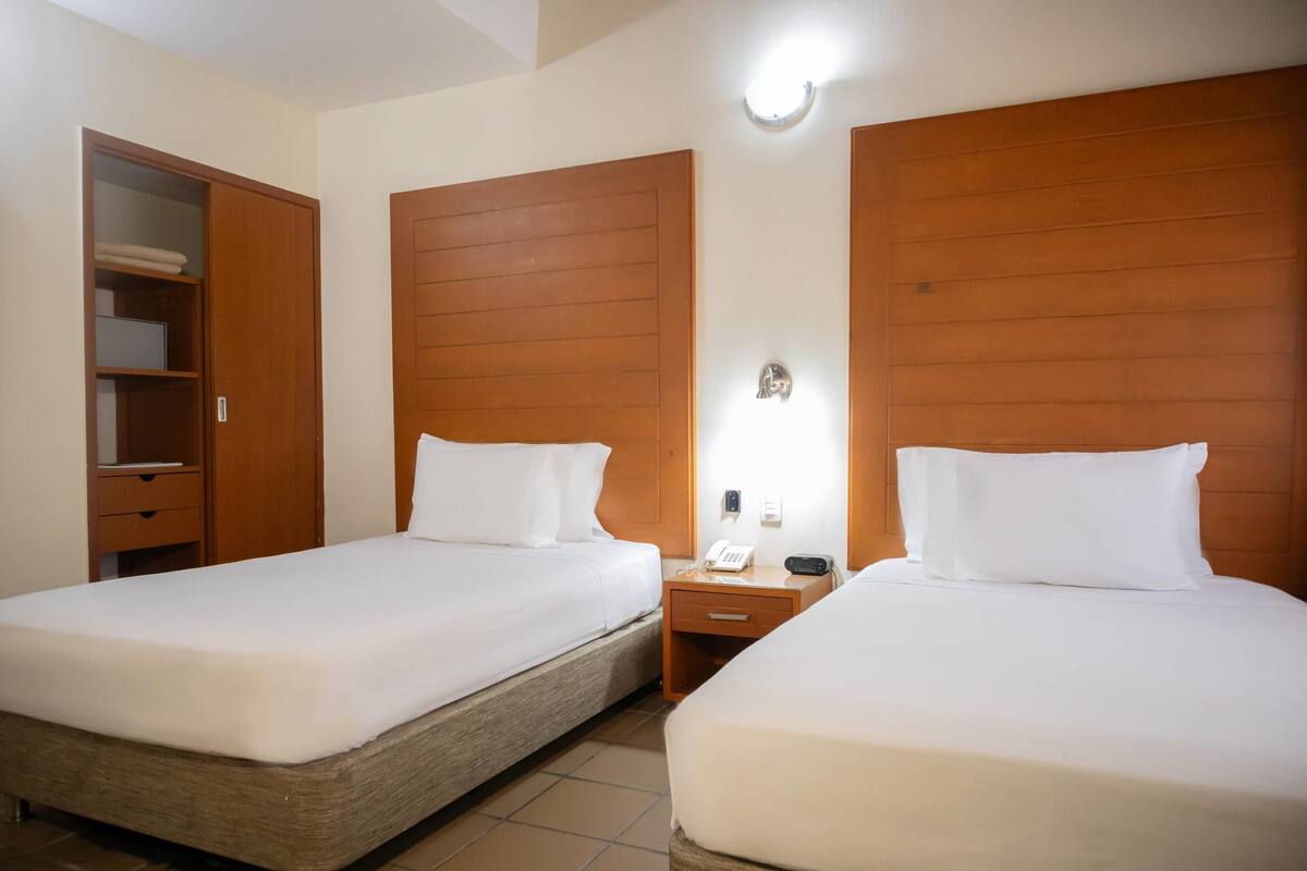 Junior-Suite, 2 Einzelbetten, Nichtraucher | Hochwertige Bettwaren, Minibar, Zimmersafe, kostenloses WLAN