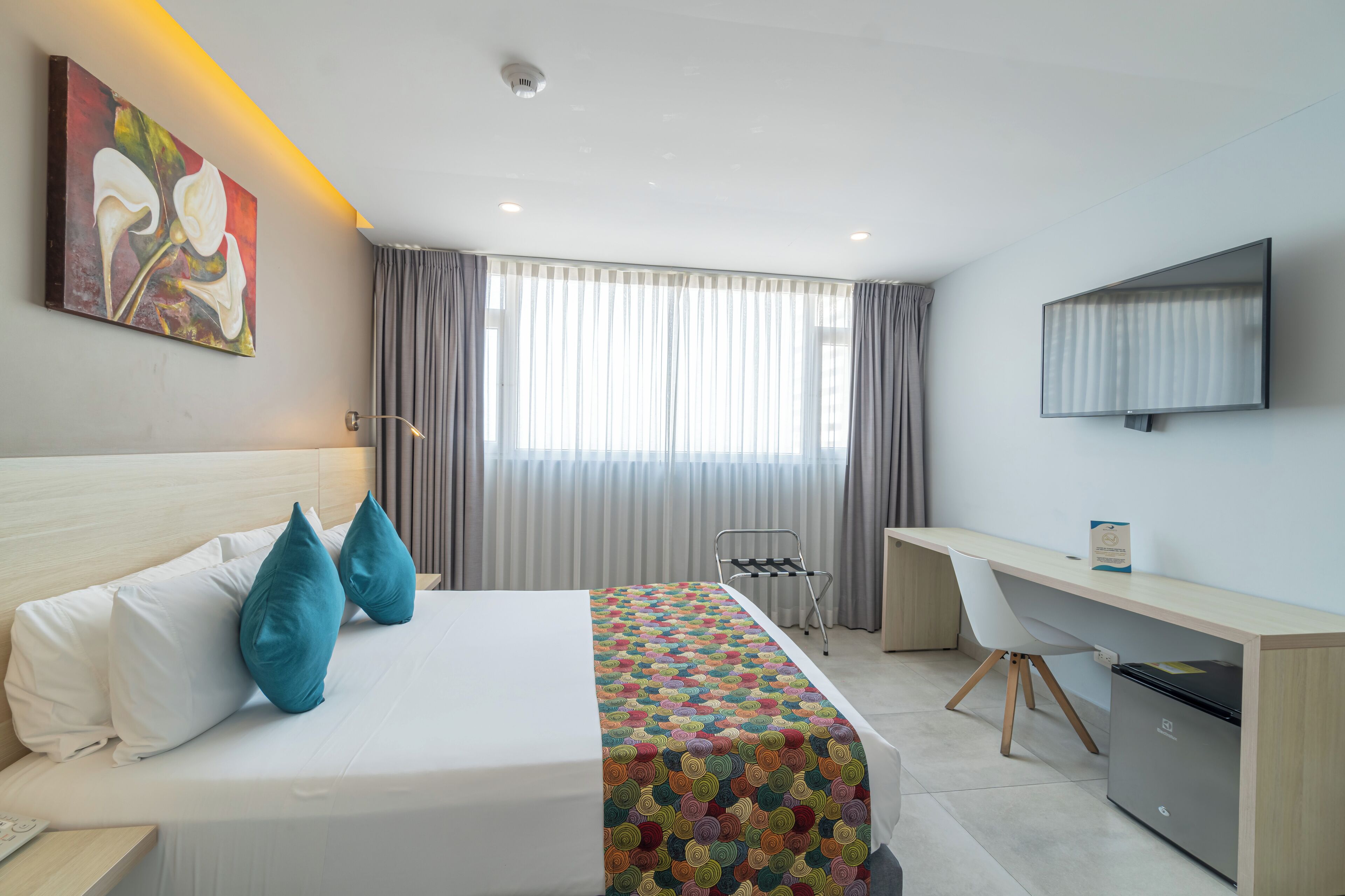 standard room, 1 double bed, non smoking | 1 bedroom, in-room safe, desk, blackout curtains