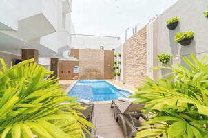 Una piscina al aire libre