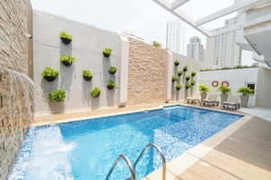 Una piscina al aire libre
