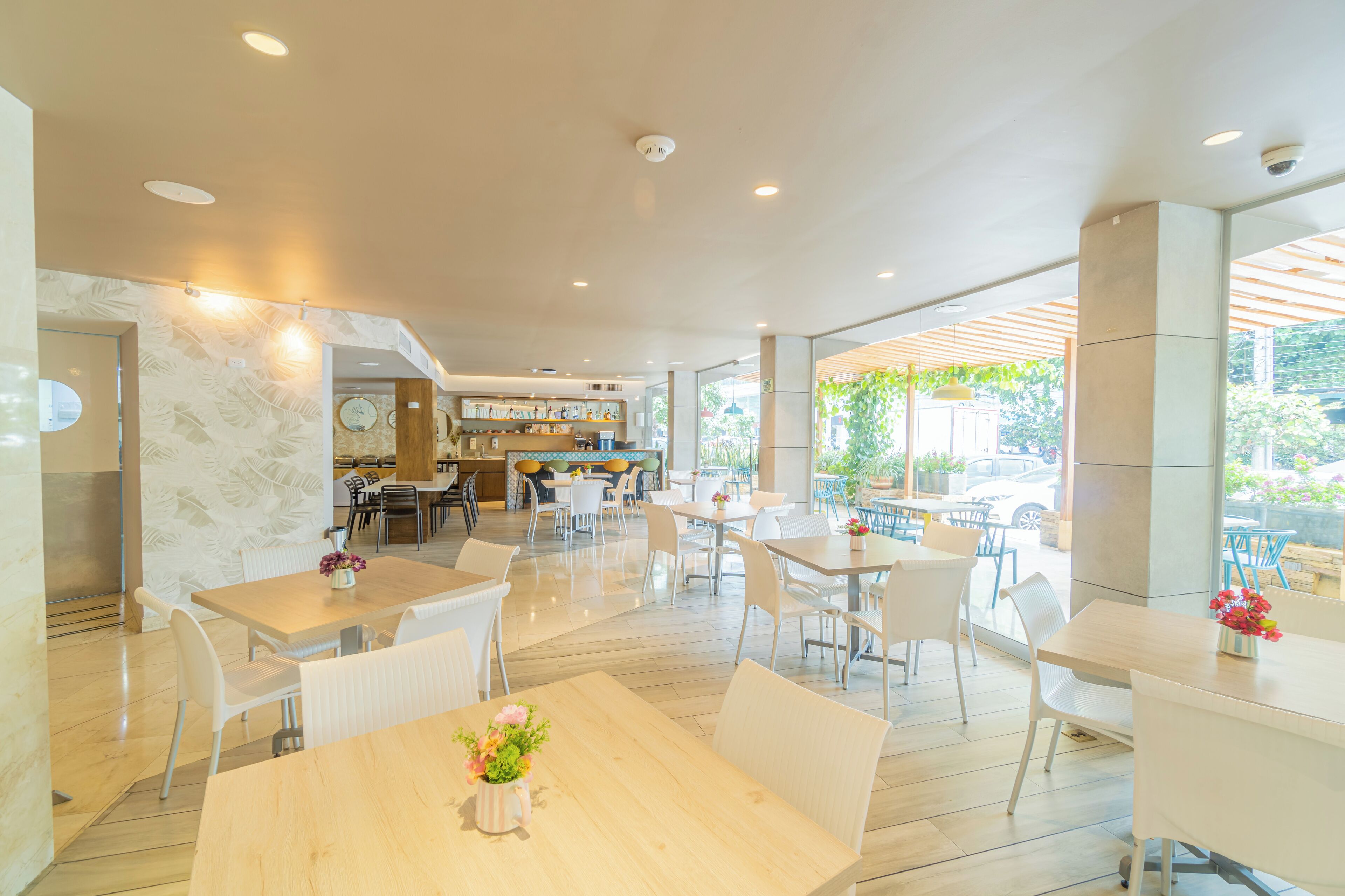 Phục vụ bữa sáng, bữa trưa và bữa tối 