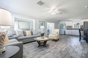 Habitación, 3 habitaciones (Rental, No Pets, Linens Incld) | Zona de estar