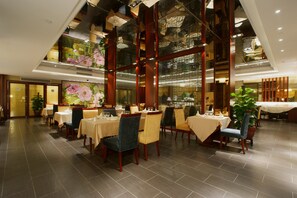 Breakfast, lunch, dinner served; Chinese cuisine  - Hangzhou Sophia Hotel (Hangzhou)