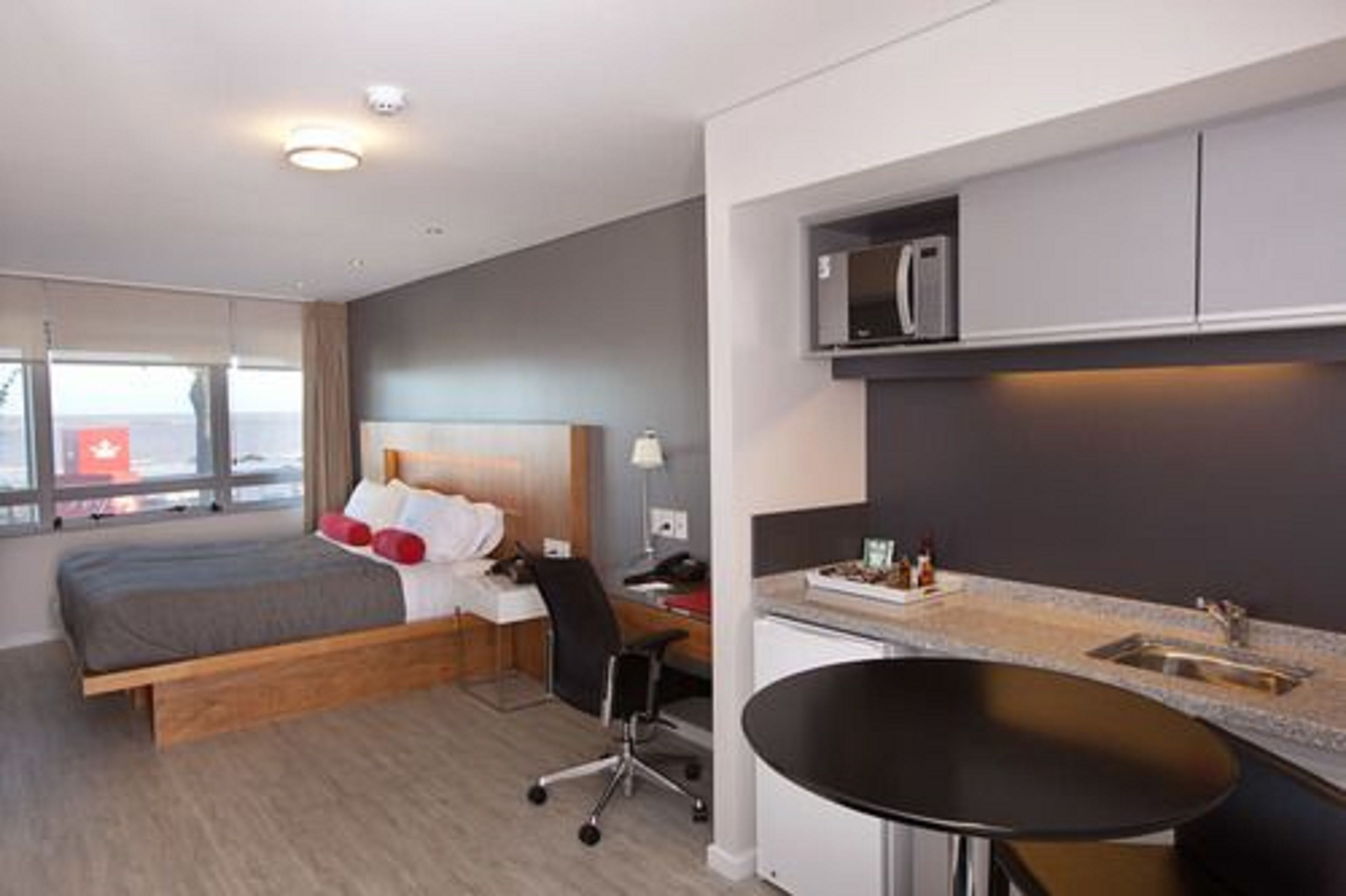 deluxe apartment | pillow-top beds, minibar, in-room safe, desk