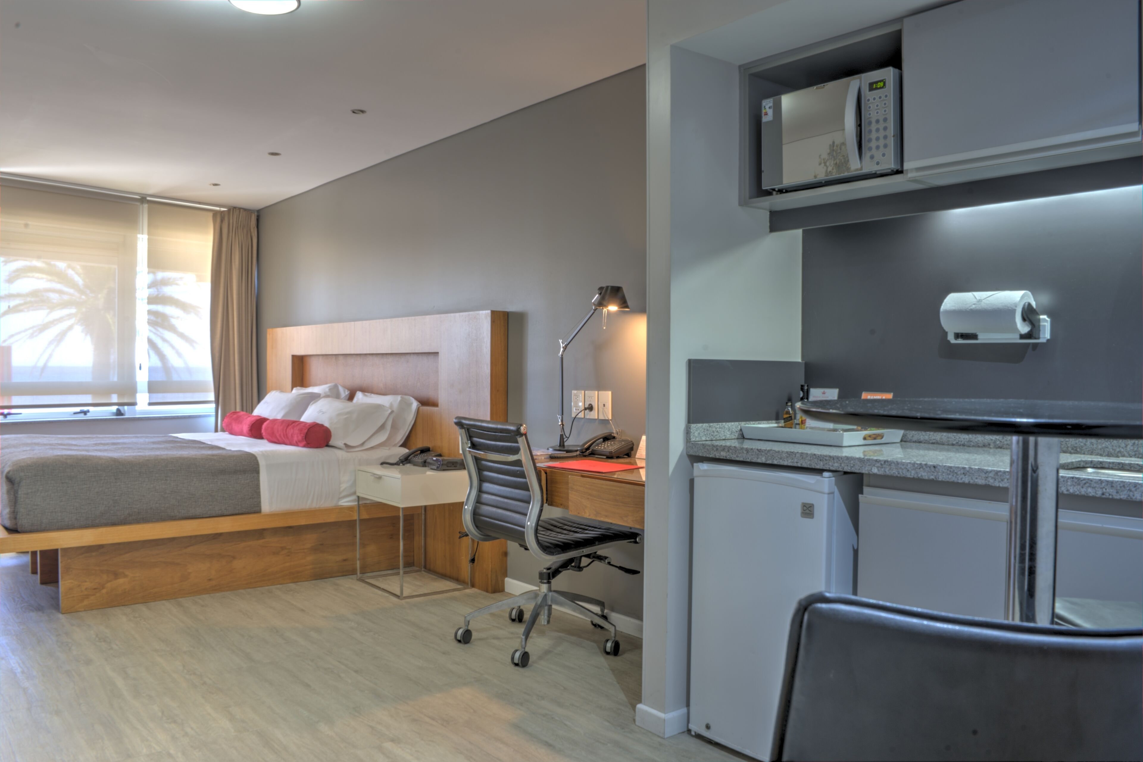 deluxe apartment | pillow-top beds, minibar, in-room safe, desk