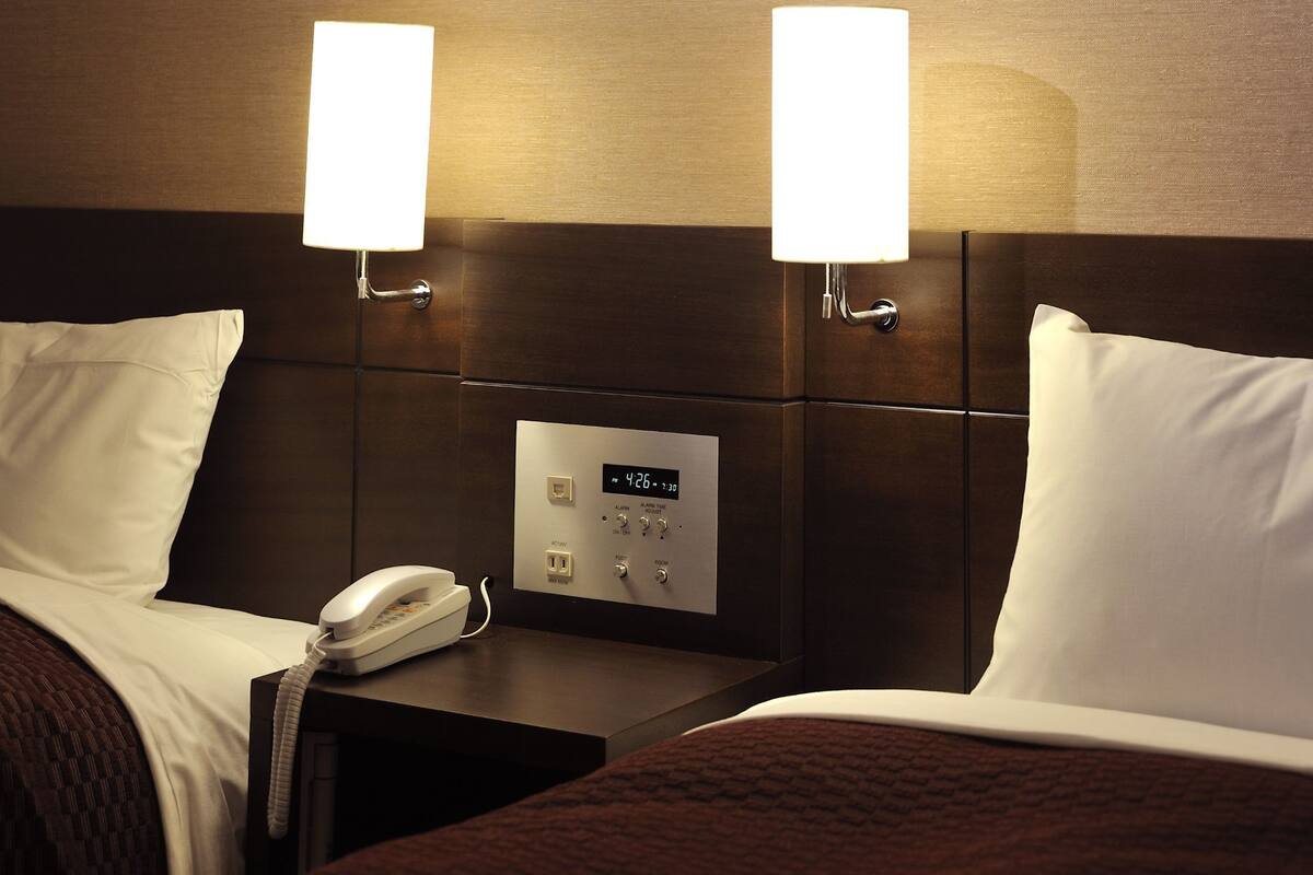 Tomannsrom, ikke-røyk (15m², 100cm-Wide Beds) | Dundyner, skrivebord, skrivebord for bærbar PC og blendingsgardiner