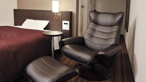 Down comforters, desk, laptop workspace, blackout drapes - Daiichi Fuji Hotel (Nagoya)