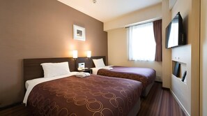 Down duvets, desk, laptop workspace, blackout curtains - Daiichi Fuji Hotel (Nagoya)