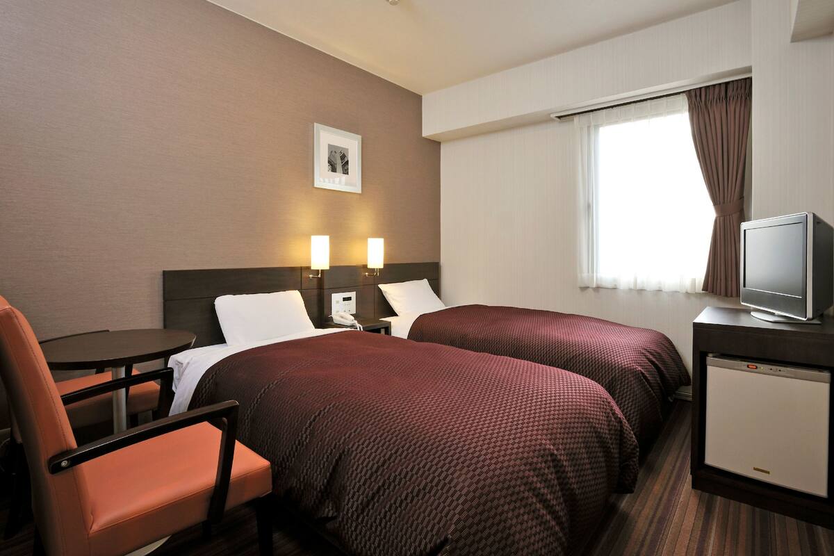 Tomannsrom, røyk (15m², 100cm-Wide Beds) | Dundyner, skrivebord, skrivebord for bærbar PC og blendingsgardiner