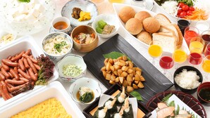 Variedad de platos japoneses, como sushi, tempura y sashimi, junto con diversas bebidas.