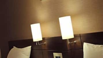 Escritorio, tabla de planchar con plancha, wifi gratis y ropa de cama