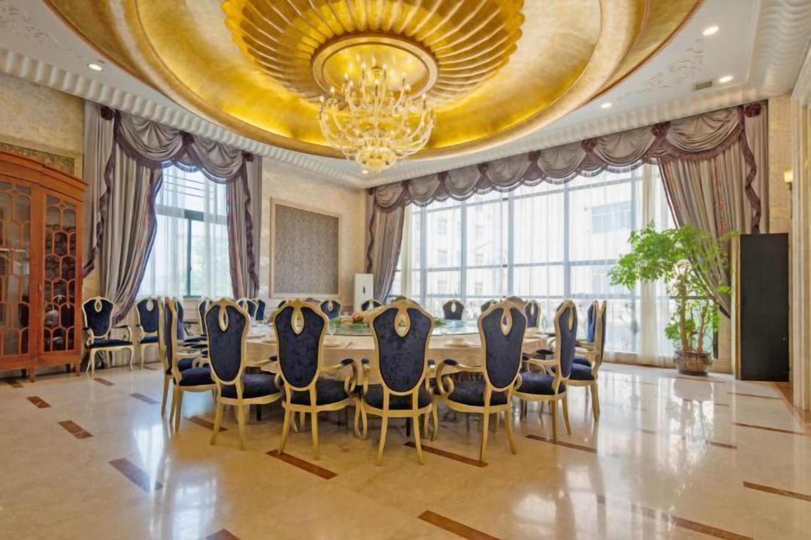 2 restaurants, breakfast, lunch, dinner served; Chinese cuisine 