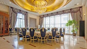 2 restaurants, breakfast, lunch, dinner served; Chinese cuisine