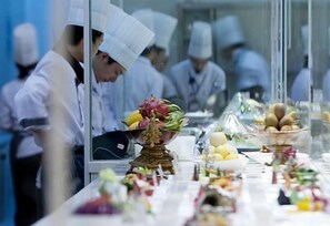 2 من المطاعم؛ يتم تقديم الإفطار، والغداء، والعشاء