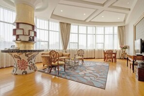 Premium bedding, down comforters, pillowtop beds, minibar - Treasure Island Hotel (Wenzhou)