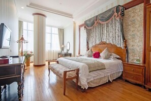 Premium bedding, down comforters, pillowtop beds, minibar - Treasure Island Hotel (Wenzhou)