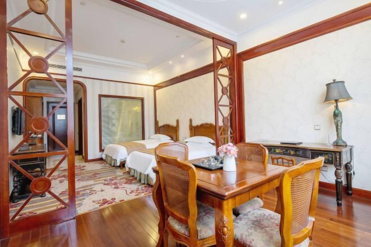 Ropa de cama de alta calidad, edredón, camas con pillow-top y minibar