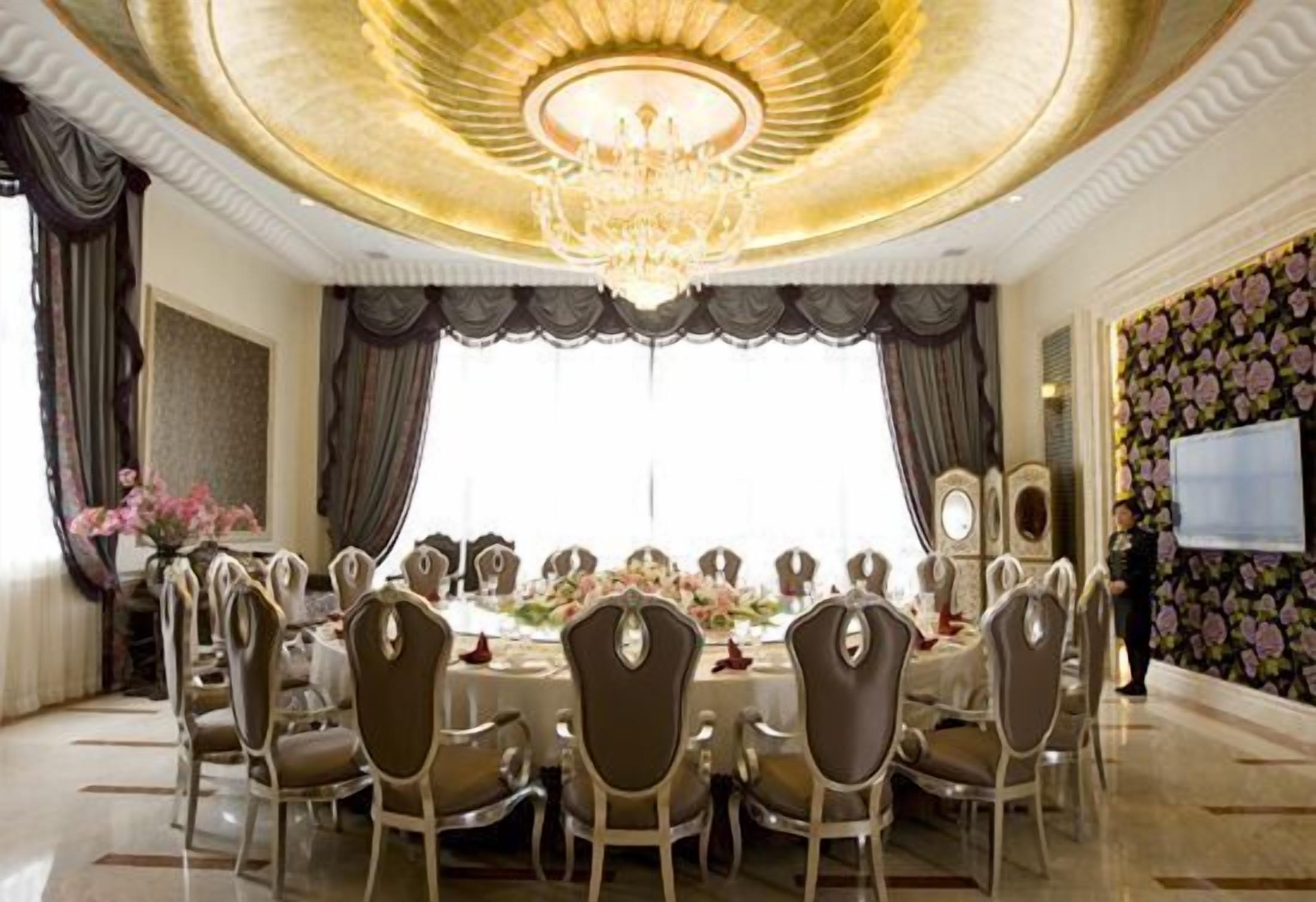 2 restaurants, breakfast, lunch, dinner served; Chinese cuisine