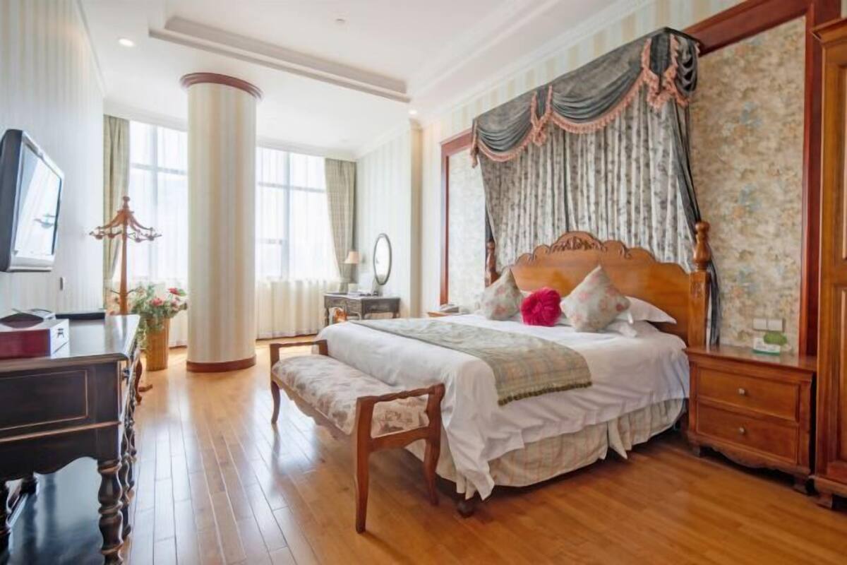 Premium bedding, down comforters, pillowtop beds, minibar