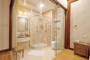 Premium bedding, down comforters, pillowtop beds, minibar - Treasure Island Hotel (Wenzhou)