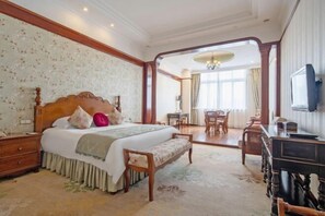 Premium bedding, down comforters, pillowtop beds, minibar - Treasure Island Hotel (Wenzhou)
