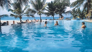 Una piscina al aire libre, sombrillas