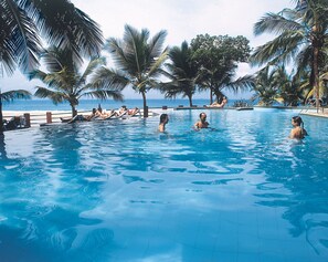 Outdoor pool, pool umbrellas - Soma Manaltheeram Ayurveda Beach Village (Neyyattinkara)