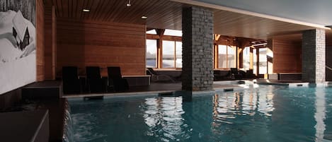 Indoor pool, sun loungers