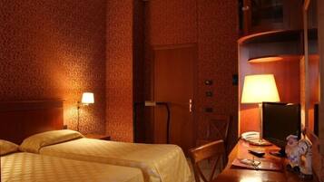 Minibar, caja de seguridad en la habitación y decoración personalizada