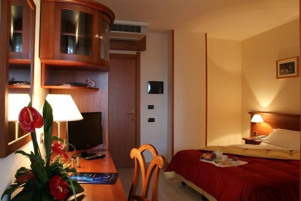 Minibar, caja de seguridad en la habitación y decoración personalizada