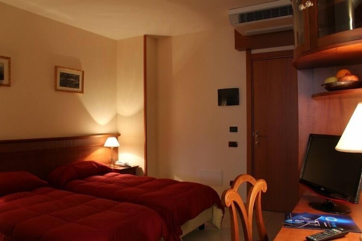 Habitación triple | Minibar, caja de seguridad en la habitación y decoración personalizada